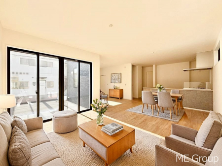 ���r���O�@�����`Living�`�@�Ƒ��̉�b��Ί炪�s���������r���O�ł��B�q���������Ă�p�����Ȃ���A�傫�ȃ\�t�@��_�C�j���O�e�[�u���ł������H���������肭�났�����􂻂�Ȗ������������Ԃł��I���Ƌ��CG�ł�