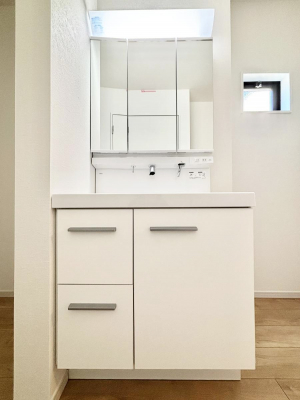 ���ʑ�E���ʏ��@�����`Dressing Room�`�@����������F�����œ��ꂳ��Ă���ƁA�X�b�L���Ɛ�������ۂ������܂��B  ���̗��ɂ͂����Ղ�Ǝ��[�X�y�[�X��W�������I  �����́A�V���v�����@�\�����d�����āB