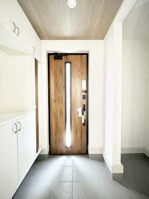 ���ց@�K���X�X���b�g�̓��������փh�A�������Ɍ���͂��Ă���܂�