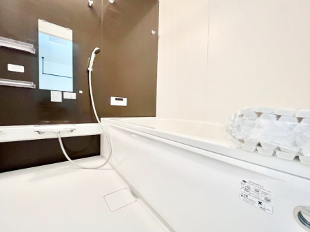 �����@�����`Bath Room�`�@�������������͋C�̗����Ŗ����Ɍ����ă��t���b�V���B���������@�\���t���Ă���̂ŗׂ̐���@�u����Ő􂢏オ�������󕨂��A�J�̓����V�C���C�ɂ������������邱�Ƃ��\�ł��B