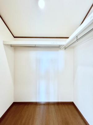 ���̑��@�����`Walk-in Closet�`�@��������̗m���������Ă��V���ɂȂ�ɂ����E�H�[�N�C���N���[�[�b�g�B�m���ȊO�ɂ��A���i�g��Ȃ��Ɠd��X�[�c�P�[�X�A�X�g�b�N�i�Ȃǉ��ł��Еt����������Ԃł��B