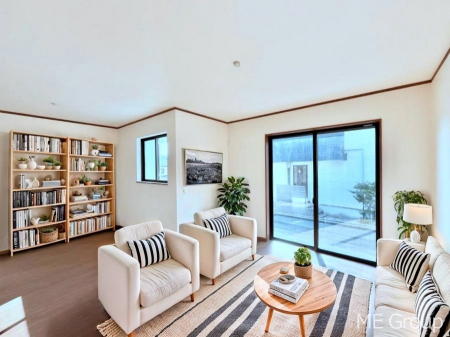 ���r���O�@�����`Living�`�@�Ƒ��̉�b��Ί炪�s���������r���O�ł��B�q���������Ă�p�����Ȃ���A�傫�ȃ\�t�@��_�C�j���O�e�[�u���ł������H���������肭�났�����􂻂�Ȗ������������Ԃł��I���Ƌ��CG�ł�