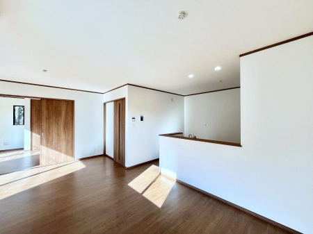 ���r���O�@�����`Living�`�@�O���̗��Ȃ��V���v���ł�������LDK�B�傫�ȑ�������������������ނ̂Ŏ��������邭�A�Ƒ��̌e���̏�Ƃ��ăs�b�^���ł��B�J�����Ɠ�������̗ǂ��𐥔񂲗����������I