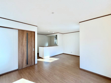 ���̑����ρ@�����`Living�`�@�Ƒ��̐H����c���̂ق��A�q�ǂ���V�΂�����A�F�l���������肷��LDK�͏Z�܂��̒��S�B�����ԉ߂����ꏊ������A���̋�Ԃ͏Z�܂��S�̂̋��S�n�����E���܂��B