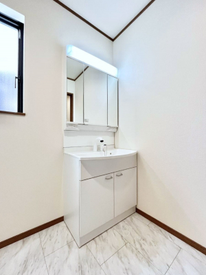 ���ʑ�E���ʏ��@�����`Dressing Room�`�@�\���ȑ傫���̐��ʑ�͎��[�����鎖�Ȃ���A�g�����Ȃ݃`�F�b�N�⎕�����ȂǁA���̍Q�����������Ԃł��z�e�����C�N�ȃX�y�[�X�ŗ]�T�Ƃ�Ƃ�������Ē����܂��B