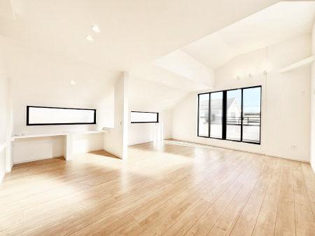 ���r���O�@���r���O�㕔�ɂ͐��������̗p�B���邢�z���ɕ�܂���ԂŉƑ��c���I