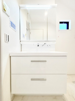 ���ʑ�E���ʏ��@�X�^�C�����O�ɕ֗��ȎO�ʋ��A�~���[�L���r�l�b�g�ōׂ������X�b�L��