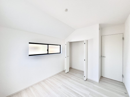 �q�������@�������P�������`Bed Room�`�@�q�������͂��q�l�ɂƂ��đ�Ϗd�Ȗ���������܂��B�q����l�ŉ߂�����Ԃ�^���邱�ƂŁA�h���׋����Ԃ����R�Ƒ����܂����畔���̕Еt����|���Ȃǂ��������ƂɌq����܂��B