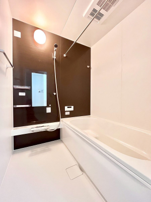 �����@�����`Bath Room�`�@�������������͋C�̗����Ŗ����Ɍ����ă��t���b�V���B���������@�\���t���Ă���̂ŗׂ̐���@�u����Ő􂢏オ�������󕨂��A�J�̓����V�C���C�ɂ������������邱�Ƃ��\�ł��B