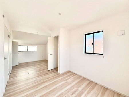 �q�������@�����`Bed Room�`�@�q�������͂��q�l�ɂƂ��đ�Ϗd�Ȗ���������܂��B�q����l�ŉ߂�����Ԃ�^���邱�ƂŁA�h���׋����Ԃ����R�Ƒ����܂����畔���̕Еt����|���Ȃǂ��������ƂɌq����܂��B