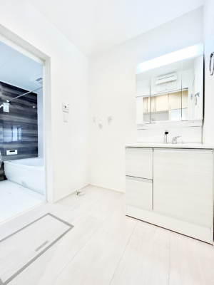 ���̑��@�������P�������`Dressing Room�`  �\���ȑ傫���̐��ʑ�͎��[�����鎖�Ȃ���A�g�����Ȃ݃`�F�b�N�⎕�����ȂǁA���̍Q�����������Ԃł��z�e�����C�N�ȃX�y�[�X�ŗ]�T�Ƃ�Ƃ�������Ē����܂��B