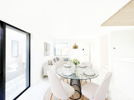 ���r���O�@�������P�������`Living�`�@�Ƒ��̉�b��Ί炪�s���������r���O�ł��B�傫�ȃ\�t�@��_�C�j���O�e�[�u���ł������H���������肭�났�����􂻂�Ȗ������������Ԃł��I���Ƌ��CG�ł�