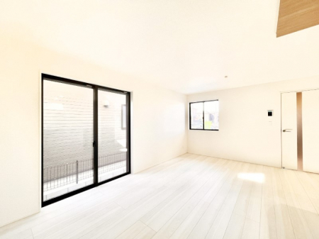 ���r���O�@�������P�������`Living�`�@�O���̗��Ȃ��V���v���ł�������LDK�B�傫�ȑ�������������������ނ̂Ŏ��������邭�A�Ƒ��̌e���̏�Ƃ��ăs�b�^���ł��B�J�����Ɠ�������̗ǂ��𐥔񂲗����������I