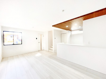 ���̑����ρ@�������P�������`Living�`�@�Ƒ��̐H����c���̂ق��A�q�ǂ���V�΂�����A�F�l���������肷��LDK�͏Z�܂��̒��S�B�����ԉ߂����ꏊ������A���̋�Ԃ͏Z�܂��S�̂̋��S�n�����E���܂��B