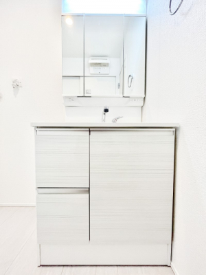 ���ʑ�E���ʏ��@�������P�������`Dressing Room�`  ����������F�����œ��ꂳ��Ă���ƁA�X�b�L���Ɛ�������ۂ������܂��B���̗��ɂ͂����Ղ�Ǝ��[�X�y�[�X��W�������I�����́A�V���v�����@�\�����d�����āB