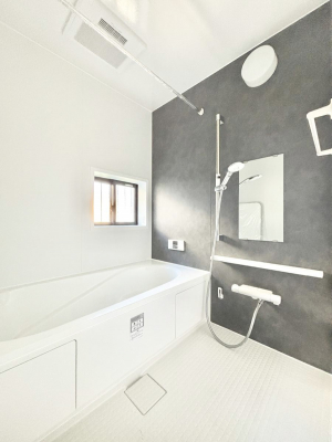 �����@������B�������`Bath Room�`�@���t���̃o�X���[���́A�̌������薾�邭�C�����̗ǂ���Ԃł��B�������邱�ƂŁA���C�����ǍD�B������芰����o�X���[���ŁA�����̃o�X�^�C�����y���݂ɂȂ肻���ł��B