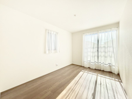 ���̑����ρ@�������������`Bed Room�`�@2�ʍ̌����m�ۂ������邢�����́A���ʂ����ǂ��A��ϋ��S�n�̗ǂ���ԂƂȂ��Ă���܂��B�u�₩�ȕ��������ċN���钩�́A���K�����̎n�܂�ɁI