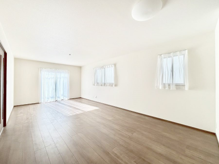 ���r���O�@������B�������`Living�`�@�O���̗��Ȃ��V���v���ł�������LDK�B�傫�ȑ�������������������ނ̂Ŏ��������邭�A�Ƒ��̌e���̏�Ƃ��ăs�b�^���ł��B�J�����Ɠ�������̗ǂ��𐥔񂲗����������I