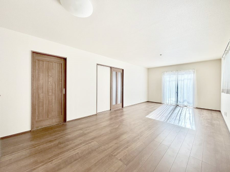 ���̑����ρ@������B�������`Living�`�@�L���ȗz�������̏ꏊ���Ƃ炵�����B�����邱�̋�Ԃ݂͂�Ȃ̏Ί炪�W���ꏊ�A����Y��A���邱�Ƃ̂Ȃ����킢���Ȃ���b���y���ގ��ԁA��������̎v�����Ԃ���ꏊ�B