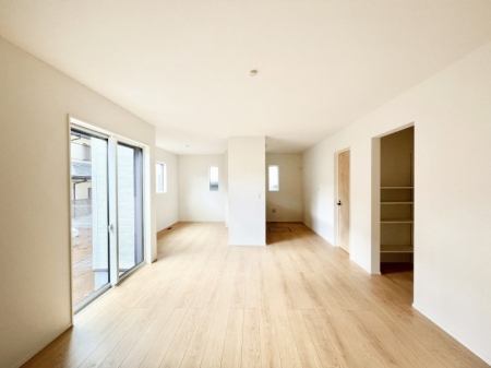 ���r���O�@�����`Living�`�@�O���̗��Ȃ��V���v���ł�������LDK�B�傫�ȑ�������������������ނ̂Ŏ��������邭�A�Ƒ��̌e���̏�Ƃ��ăs�b�^���ł��B�J�����Ɠ�������̗ǂ��𐥔񂲗����������I