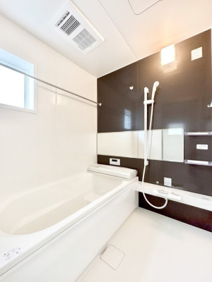 �����@�����`Bath Room�`�@�������������͋C�̗����Ŗ����Ɍ����ă��t���b�V���B���������@�\���t���Ă���̂ŗׂ̐���@�u����Ő􂢏オ�������󕨂��A�J�̓����V�C���C�ɂ������������邱�Ƃ��\�ł��B