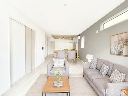 ���r���O�@�����`Living�`�@�Ƒ��̉�b��Ί炪�s���������r���O�ł��B�q���������Ă�p�����Ȃ���A�傫�ȃ\�t�@��_�C�j���O�e�[�u���ł������H���������肭�났�����􂻂�Ȗ������������Ԃł��I���Ƌ��CG�ł�