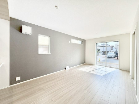 ���̑����ρ@�����`Living�`�@�O���̗��Ȃ��V���v���ł�������LDK�B�傫�ȑ�������������������ނ̂Ŏ��������邭�A�Ƒ��̌e���̏�Ƃ��ăs�b�^���ł��B�J�����Ɠ�������̗ǂ��𐥔񂲗����������I