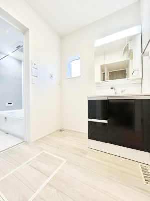 ���̑��@�����`Dressing Room�`  ����������F�����œ��ꂳ��Ă���ƁA�X�b�L���Ɛ�������ۂ������܂��B  ���̗��ɂ͂����Ղ�Ǝ��[�X�y�[�X��W�������I  �����́A�V���v�����@�\�����d�����āB