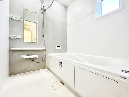 �����@�����`Bath Room�`�@�������������͋C�̗����Ŗ����Ɍ����ă��t���b�V���B���������@�\���t���Ă���̂ŗׂ̐���@�u����Ő􂢏オ�������󕨂��A�J�̓����V�C���C�ɂ������������邱�Ƃ��\�ł��B