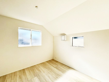 �q�������@�����`Bed Room�`�@�q�������͂��q�l�ɂƂ��đ�Ϗd�Ȗ���������܂��B�q����l�ŉ߂�����Ԃ�^���邱�ƂŁA�h���׋����Ԃ����R�Ƒ����܂����畔���̕Еt����|���Ȃǂ��������ƂɌq����܂��B