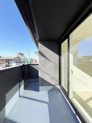 �o���R�j�[�@�����`Balcony�`�@������̃o���R�j�[�̑O�ɂ͉_�ȊO�ɑ��z���Ղ���̂�����܂���B�����󕨂������₷���A����薾�邭�C�����̂������������Ă��܂��B�g���₷���J���I�ȃo���R�j�[�ł���