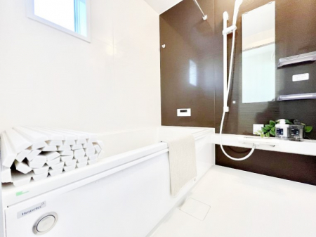 �����@�����`Bath Room�`�@���t���̃o�X���[���́A�̌������薾�邭�C�����̗ǂ���Ԃł��B�������邱�ƂŁA���C�����ǍD�B������芰����o�X���[���ŁA�����̃o�X�^�C�����y���݂ɂȂ肻���ł��B