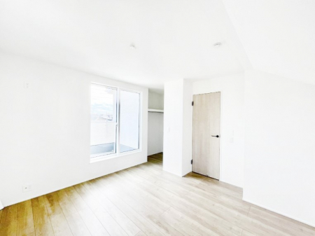 �Q���@�����`Bed Room�`�@�o���R�j�[����̖��邢���������������݂܂��B���ƂɌb�܂ꂽ�������B�_�炩�����R���Œ��ڊo�߂��炵������邾�낤�B�܂��A�@�\�I�Ȏ��[��z�u���āA�Еt������Ԃ������o�������B