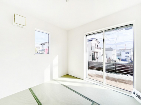 ���̑����ρ@�����`Japanese Room�`�@LDK�אڂ̘a���́A�A�C���������Ȃǉ��l�̉Ǝ��X�y�[�X�Ƃ��āA�܂������Ȃ��q�l�̂��邲�ƒ�ł͂����Q�₨�ނւ��̏�Ƃ��Ă����p���������܂��B