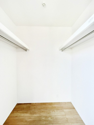 ���̑��@�����`Walk-in Closet�`�@�K�v�Ȃ��̂�R�[�f�B�l�[�g���ꗗ���Ċm�F�ł��A�g�x�x�⏀�����Z���ԂōςރE�H�[�N�C���N���[�[�b�g��ݒu���܂����B�Ƃ̒�����������Ƃ�����֗��Ȏ��[�X�y�[�X�ł��B