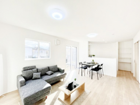 ���r���O�@�����`Living�`�@�����ɂ݂͂�Ȃ��W���A�H���Ɗy������b���n�܂�B�b�ɖ����ɂȂ肷���āA��������Y��锼�߂��ɂȂ��Ă��܂��B����ȑ��̊Ԃ̍K�������������Ă����ꏊ�ł��肽���B