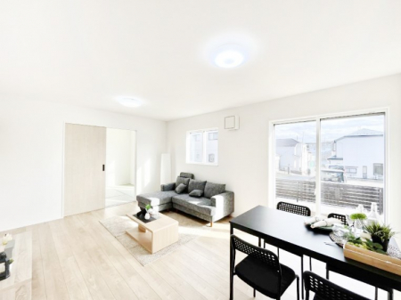 ���r���O�@�����`Living�`�@�O���̗��Ȃ��V���v���ł�������LDK�B�傫�ȑ�������������������ނ̂Ŏ��������邭�A�Ƒ��̌e���̏�Ƃ��ăs�b�^���ł��B�J�����Ɠ�������̗ǂ��𐥔񂲗����������I