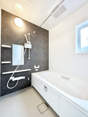 �����@�����`Bath Room�`�@�������������͋C�̗����Ŗ����Ɍ����ă��t���b�V���B���������@�\���t���Ă���̂ŗׂ̐���@�u����Ő􂢏オ�������󕨂��A�J�̓����V�C���C�ɂ������������邱�Ƃ��\�ł��B