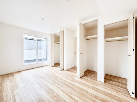 �Q���@�����`Bed Room�`�@�������������̂��ˌ��Ẵ����b�g�ł��B���Ƒ������������ƂŎ苷�Ɋ����Ă����Z�܂����ˌ��Ăł͊e�����v���C�o�V�[��ۂ��Ƃ��ł��܂��B�Z�܂��ɂ�Ƃ肪���܂�S�������b�N�X�ł��܂���