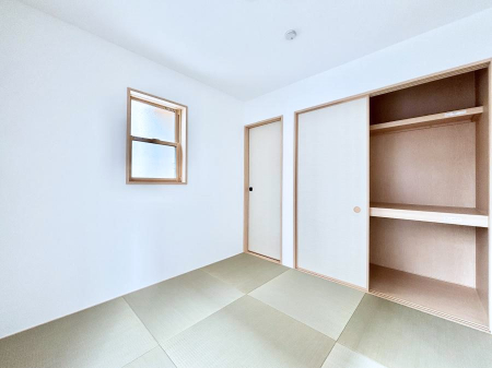 ���̑����ρ@�����`Japanese Room�`�@LDK�אڂ̘a���́A�A�C���������Ȃǉ��l�̉Ǝ��X�y�[�X�Ƃ��āA�܂������Ȃ��q�l�̂��邲�ƒ�ł͂����Q�₨�ނւ��̏�Ƃ��Ă����p���������܂��B