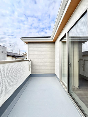 �o���R�j�[�@�����`Balcony�`�@������̃o���R�j�[�̑O�ɂ͉_�ȊO�ɑ��z���Ղ���̂�����܂���B�����󕨂������₷���A����薾�邭�C�����̂������������Ă��܂��B�g���₷���J���I�ȃo���R�j�[�ł���