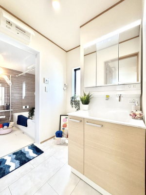 ���̑��@�����`Dressing Room�`�\���ȑ傫���̐��ʑ�͎��[�����鎖�Ȃ���A�g�����Ȃ݃`�F�b�N�⎕�����ȂǁA���̍Q�����������Ԃł��z�e�����C�N�ȃX�y�[�X�ŗ]�T�Ƃ�Ƃ�������Ē����܂��B