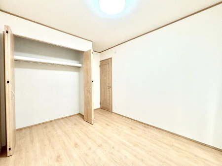 �Q���@�����`Bed Room�`�S�����ɂ͎��[�N���[�[�b�g�������I���i�g���̂��m���⏬���͂������A�G�ߕ��̂��m���Ȃǂ���������Ɛ������ڂ����܂������܂��B  ������Ԃ��L���g�p�ł��܂��ˁB