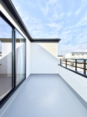 �o���R�j�[�@�����`Balcony�`�傫�ȋ�Ɉ͂܂ꂽ�C�����̂����ƁB�o���R�j�[��`�������ň��|�I�ȊJ�����ɕ�܂�܂��B�o���R�j�[�͗z���������݂��z�c����󕨂��C�����悭�������Ƃ��ł��܂��B