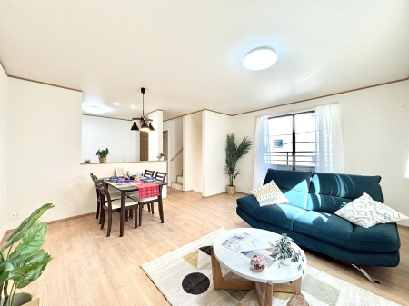 ���r���O�@�����`Living�`�@�O���̗��Ȃ��V���v���ł�������LDK�B�傫�ȑ�������������������ނ̂Ŏ��������邭�A�Ƒ��̌e���̏�Ƃ��ăs�b�^���ł��B�J�����Ɠ�������̗ǂ��𐥔񂲗����������I