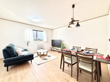 ���̑����ρ@�����`Living�`�@�Ƒ��̈�̊�����������L�X�Ƃ����X�y�[�X�B�Ƒ��Ɖ߂������Ԃ��؂ɂ�����Ƀs�b�^���̂�Ƃ�̏Z��Ԃł��B���q�l���������Ă����S���Č����܂��B�Ƒ��̏΂��������ɂ��ڂɕ����т܂��B