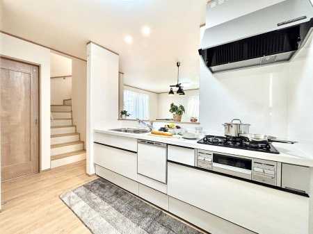 �L�b�`���@�����`Kitchen�`�@��b���e�ރ��r���O�A�������������Ȃ�L�b�`���B�Ƃ́A�������������ł͂Ȃ��A��炵��������A���K�ɂ���ꏊ�B�Ί�̖����A���炬�̓��X�̂��߂ɁA�ŐV�̐ݔ��E�d�l���̗p�B