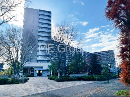 ���n�O�ώʐ^�@�O�ρ`Exterior�`�@��s���œ���̃X���[���C�t���΂Ɉ͂܂ꂽ�y�n�͓s��̌�����Y���ꂻ���B�l�G��ʂ��Ď��R�ƐG�ꍇ����X�|�b�g�����ӂɂ͐��肾������I���ӊ������킹�Ă��ē������Ē����܂��B