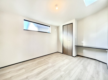 �Q���@�����`Bed Room�`�S�����ɂ͎��[�N���[�[�b�g�������I���i�g���̂��m���⏬���͂������A�G�ߕ��̂��m���Ȃǂ���������Ɛ������ڂ����܂������܂��B  ������Ԃ��L���g�p�ł��܂��ˁB