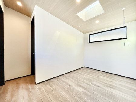 �q�������@�����`Bed Room�`�@�q�������͂��q�l�ɂƂ��đ�Ϗd�Ȗ���������܂��B�q����l�ŉ߂�����Ԃ�^���邱�ƂŁA�h���׋����Ԃ����R�Ƒ����܂����畔���̕Еt����|���Ȃǂ��������ƂɌq����܂��B